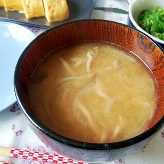 玉ねぎが甘い！しめじで旨味アップ！簡単味噌汁